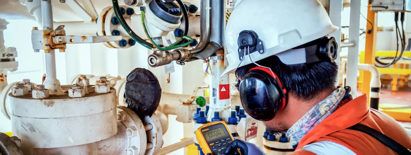 Profesional experto en energía realizando una inspección para evitar un riesgo eléctrico en una empresa por electrocución.