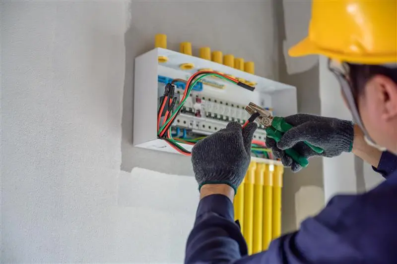 Operarios realizando Obras Eléctricas Confiables para clientes de Enel X.