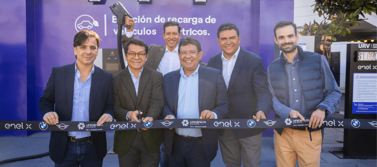 Personas de enel x inaugurando estación nueva