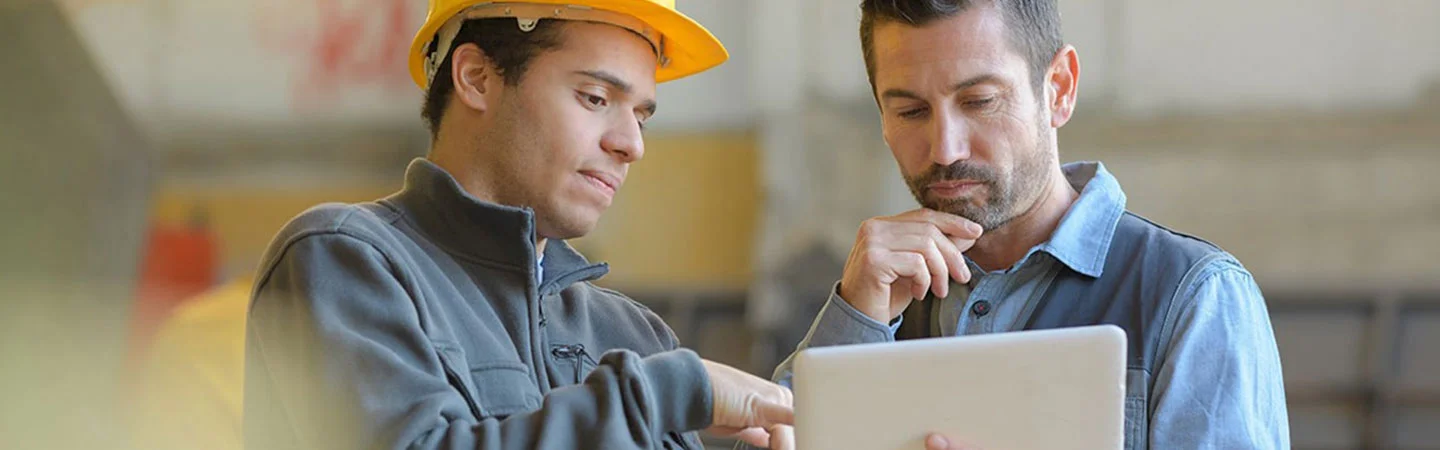 hombres analizando datos en una tablet, adecuaciones electricas internas, diseño electrico enel x colombia 